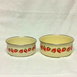 Set of 2 vintage looking strawberry bowls